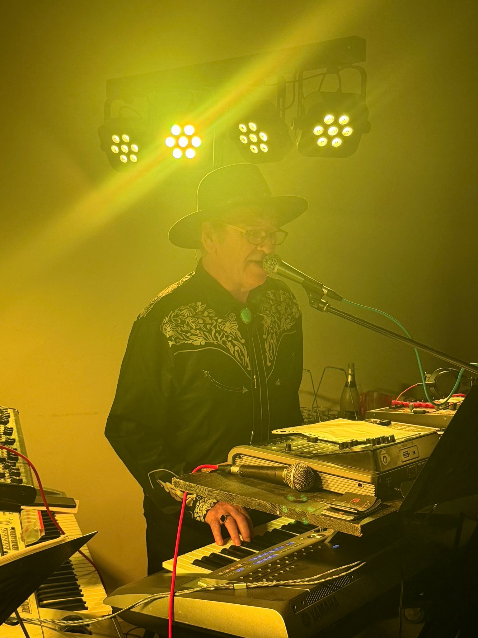 Gitarrist von A La Bonheure bei einem Live-Konzert