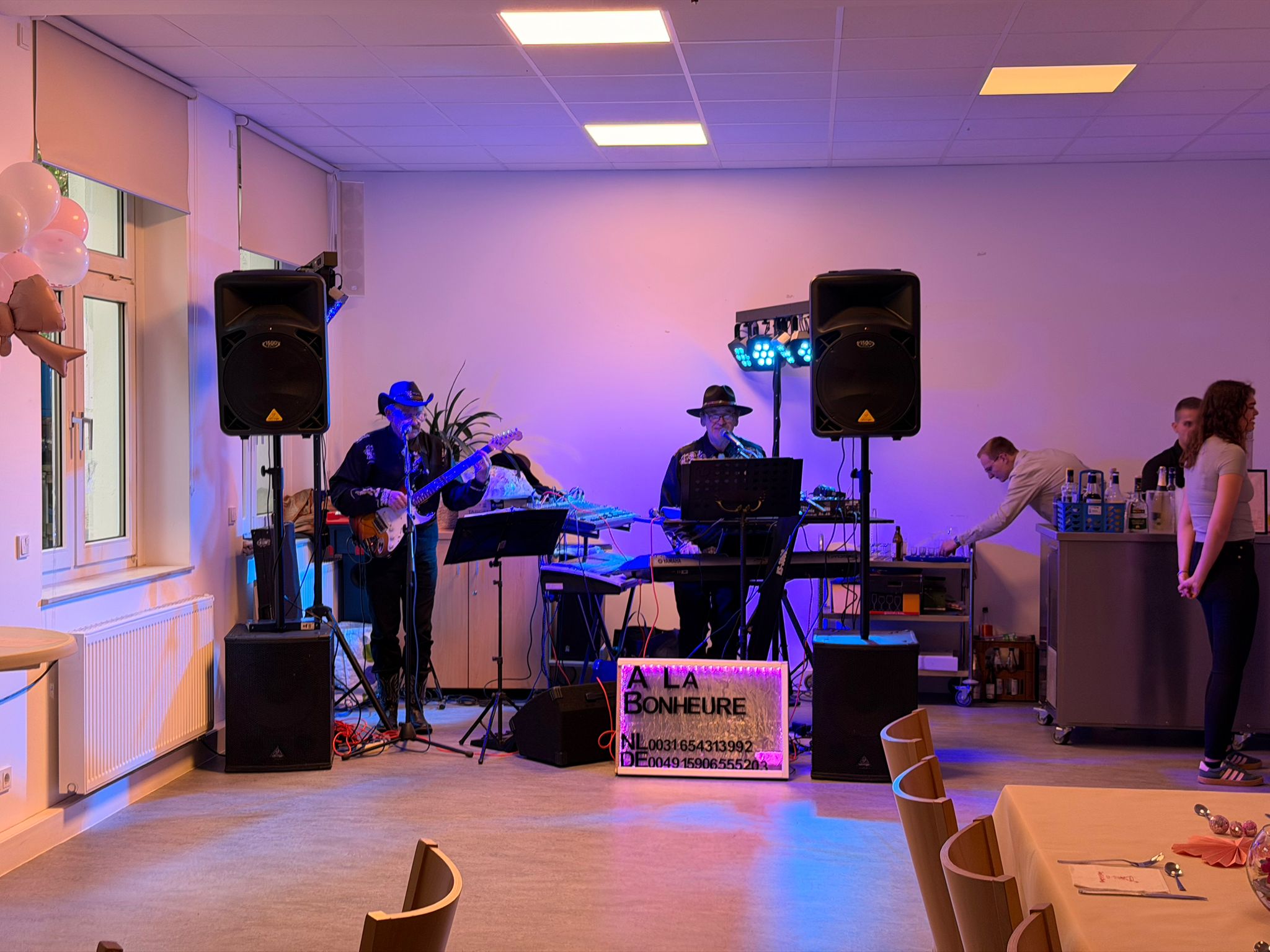 Sänger und Keyboarder von A La Bonheure im Bühnenlicht